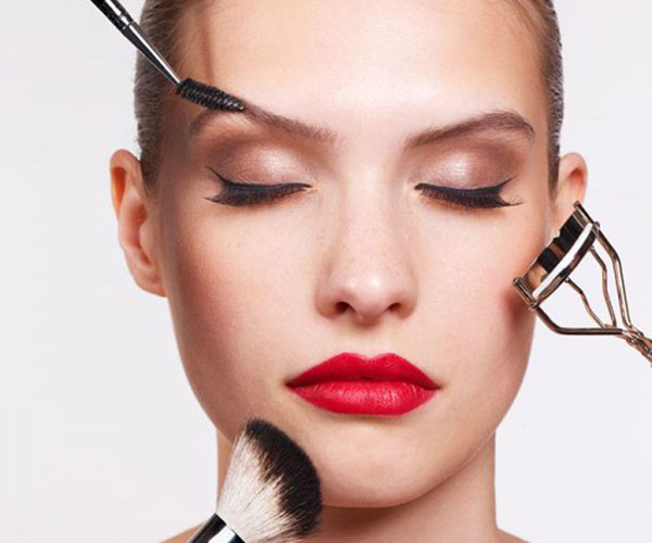 El truco definitivo para limpiar las brochas de maquillaje