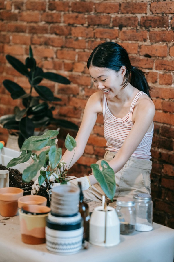 Mujer haciendo trabajos de jardinería feliz