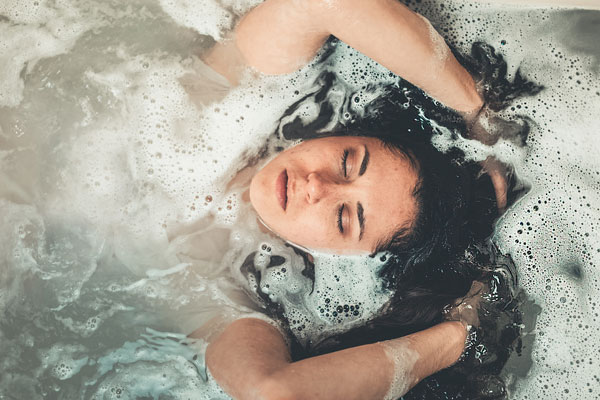 mujer en la bañera