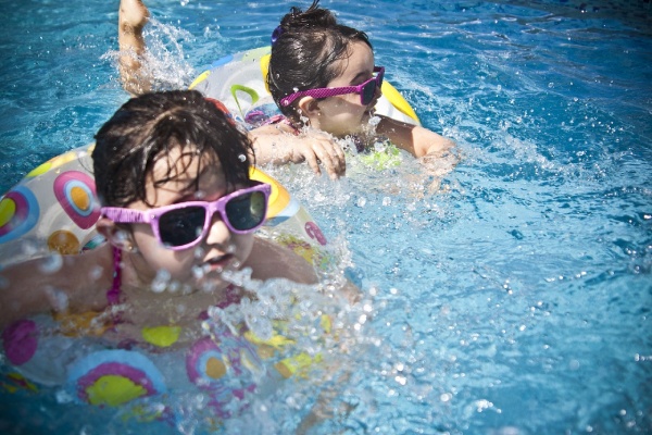 5 juegos para jugar con los niños en la piscina