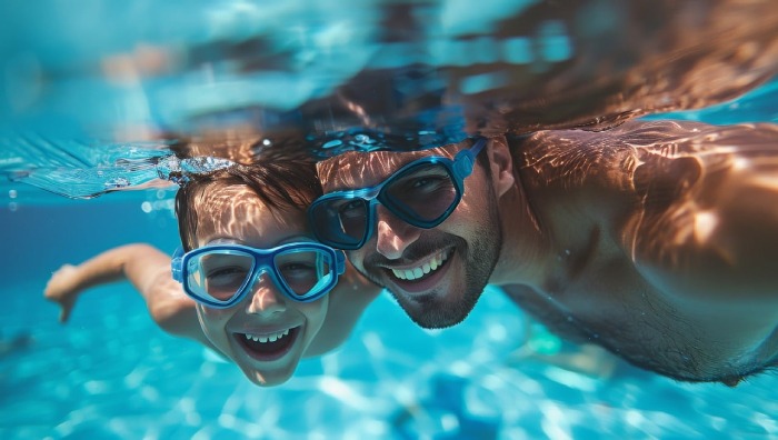 5 juegos para jugar con los niños en la piscina