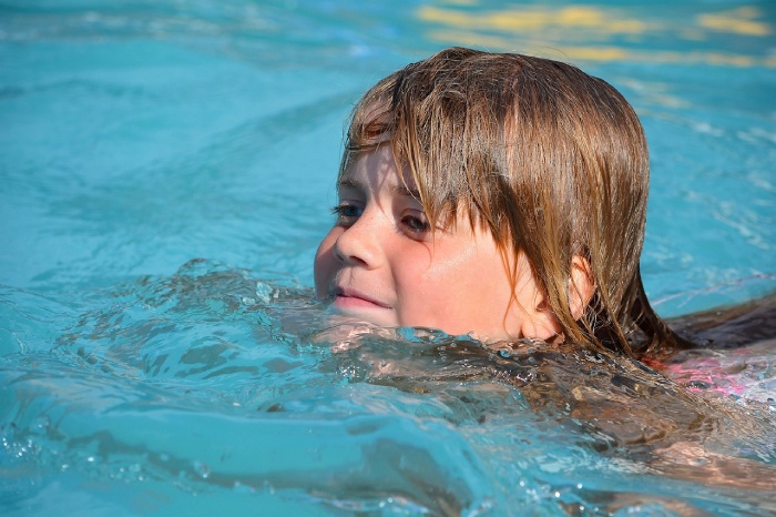 5 juegos para jugar con los niños en la piscina