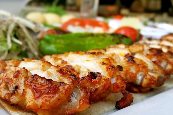 Kebab de ensalada de pollo al limón