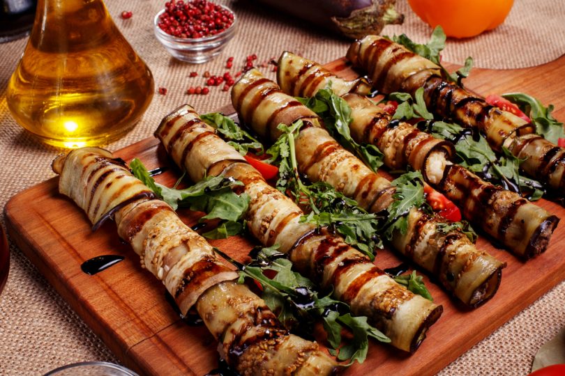 Rollitos de berenjena con salsa de miel