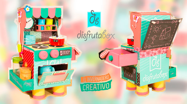 Cocinita de cartón DIY hecha con una caja DisfrutaBox