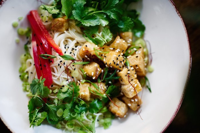 ensalada con sésamo y aliño de tahini