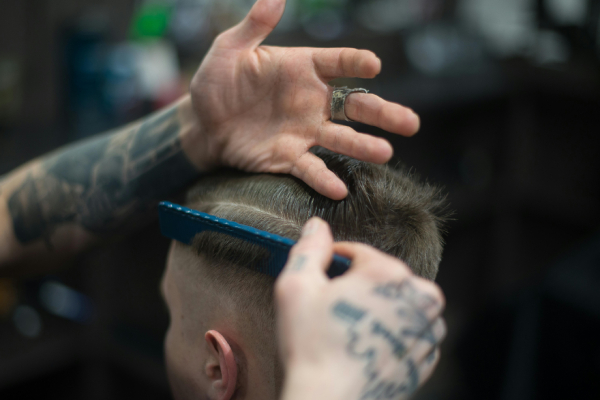 La increíble historia del barbero australiano que corta el pelo a la gente de la calle