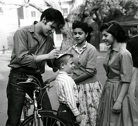 Elvis firmando autógrafos - Foto de @boredpanda