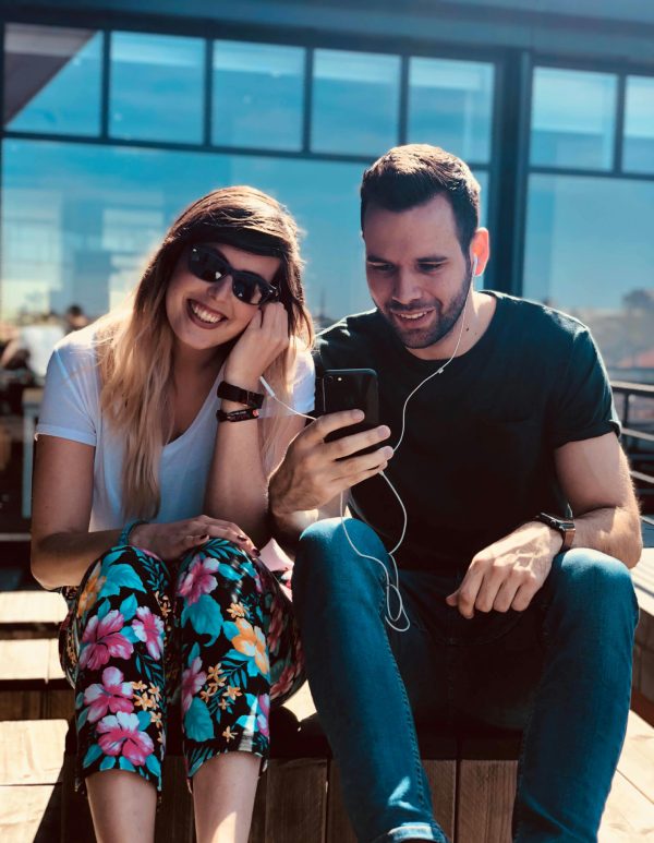 pareja escuchando música