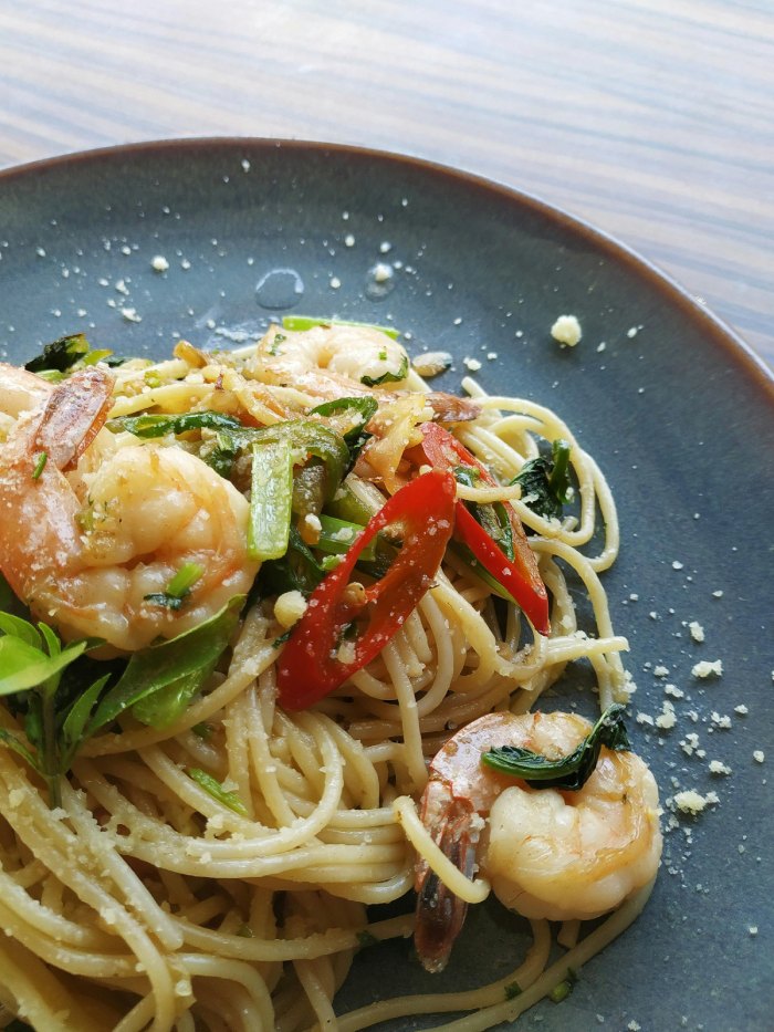 Pasta con gambas y mayonesa