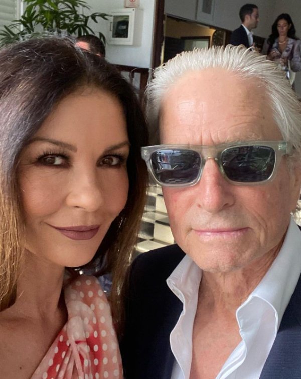 1. Michael Douglas y Catherine Zeta-Jones parejas famosas diferencia de edad