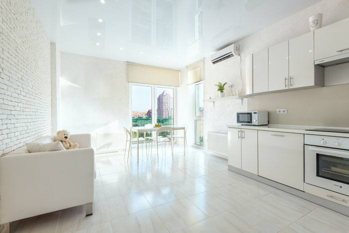 cocina diáfana blanca mantener casa fresca sin aire