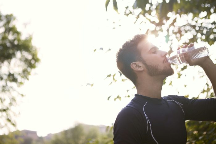 hombre bebiendo agua haciendo deporte