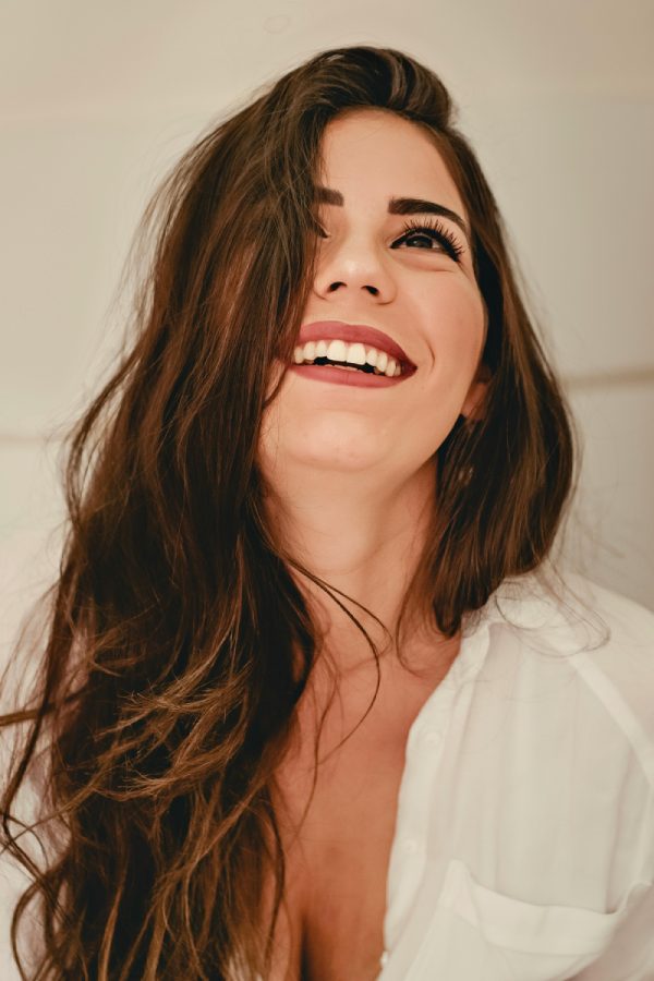 mujer sonriendo maquillada pelo largo