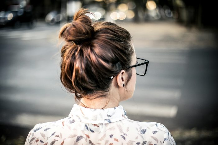 mujer con recogido en moño alto