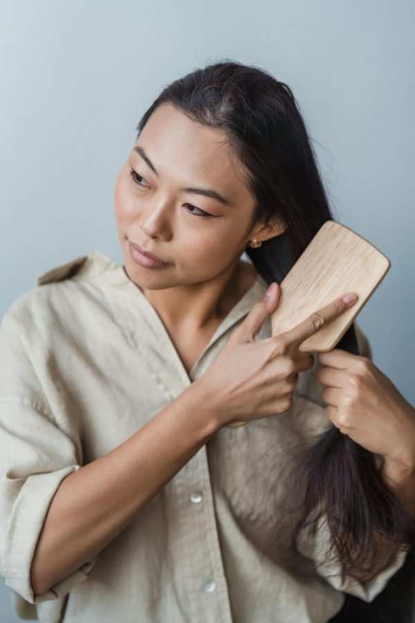 mujer cepillándose el cabello