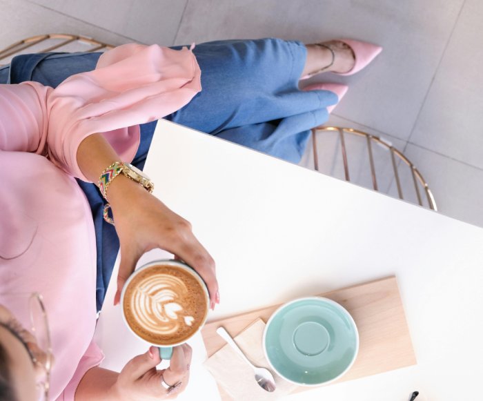 mujer sosteniendo taza de café