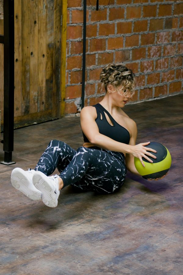 mujer haciendo deporte giros rusos