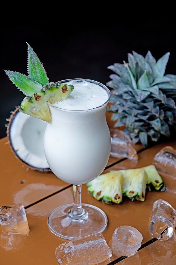 Cóctel Piña Colada con piña