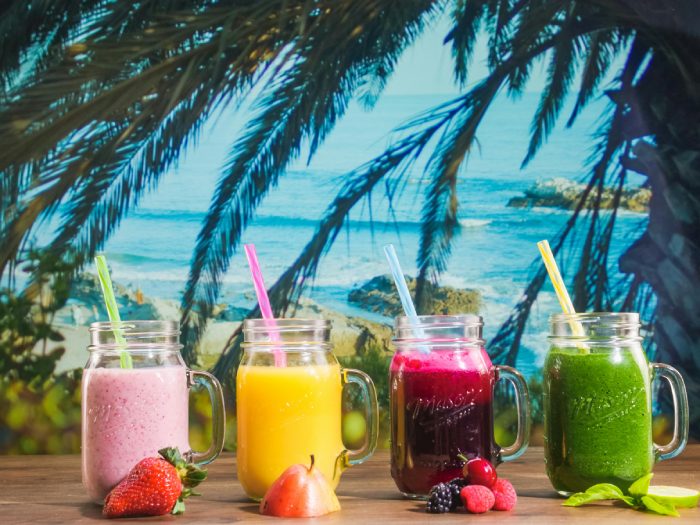 batidos de frutas smoothies naturales con fondo caribeño