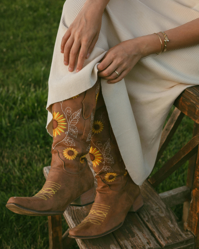 mujer con botas cowboy