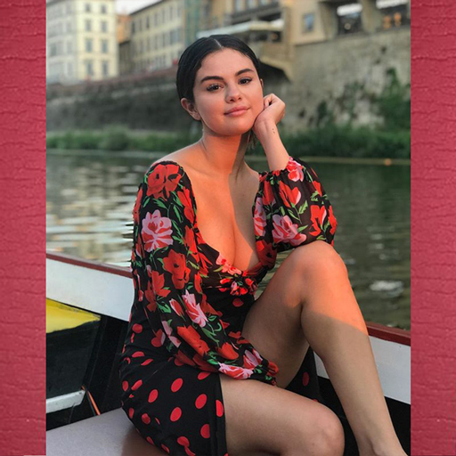Selena Gomez posando en una barca