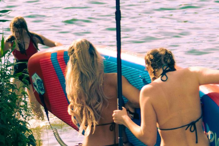 mujeres surferas ondas pelo