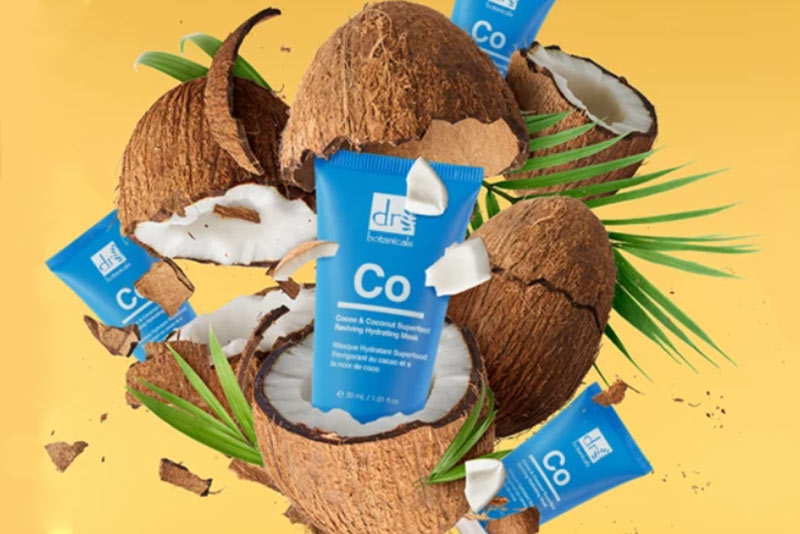 Montaje fotográfico con la mascarilla Cocoa & Coconut Superfood Reviving Hydrating Mask de Dr. Botanicals. Foto de la web de la marca.