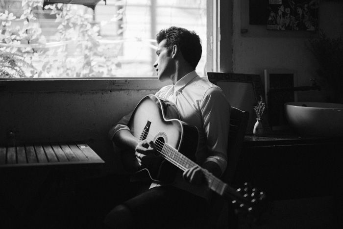 foto en blanco y negro hombre tocando la guitarra nostálgico