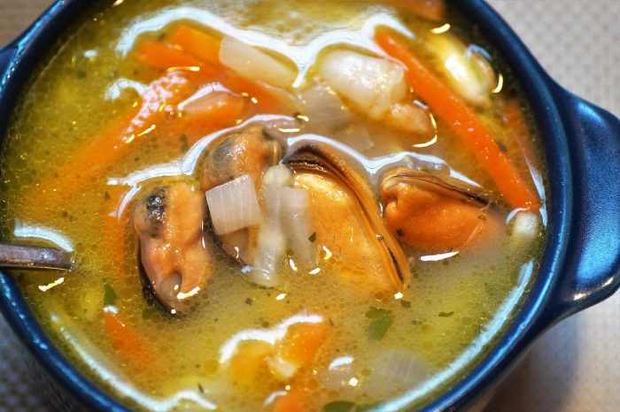 Sopa de mejillones, berberechos y hortalizas