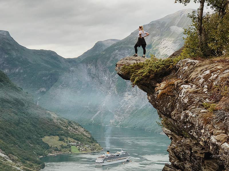 Chica disfrutando de aventuras en la naturaleza como vía de escape para superar las preocupaciones. Foto de Pexels.