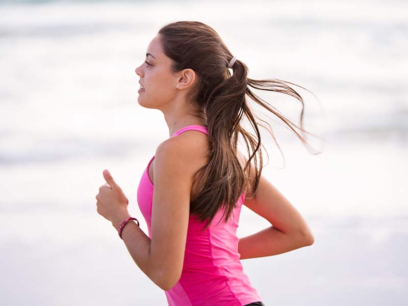 Chica practicando running para liberar preocupaciones. Foto de Pexels.