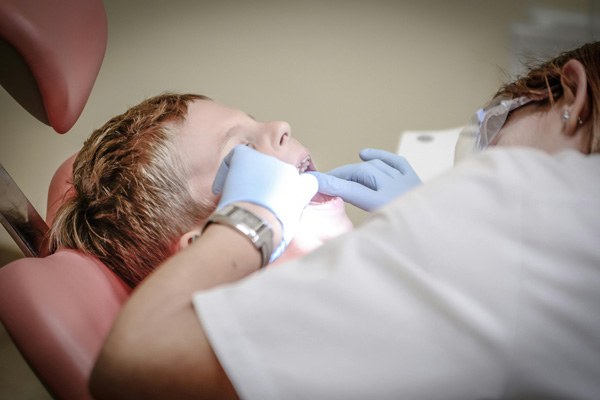 Conoce al dentista que devuelve la sonrisa a los más desfavorecidos