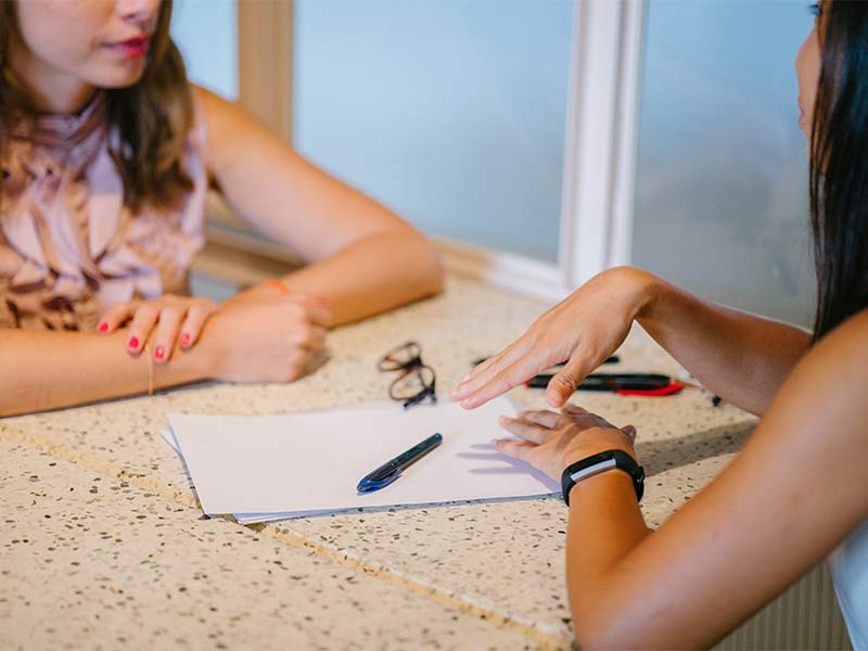 Una chica acudiendo a la consulta de un especialista para ayudarle a gestionar sus preocupaciones. Foto de Pexels.