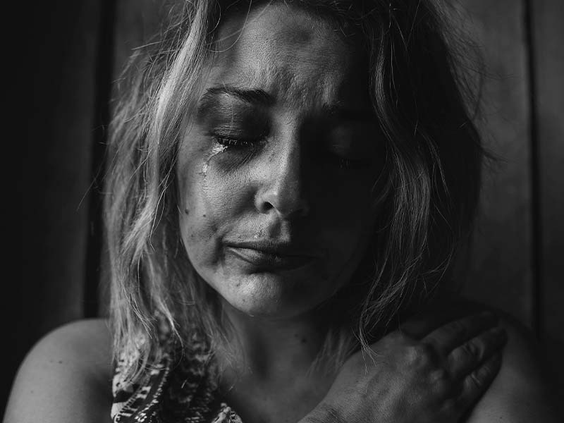Mujer llorando por sus preocupaciones. Foto de Pexels