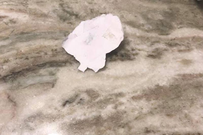 La hija de Miranda dejó el papel en el lavabo.