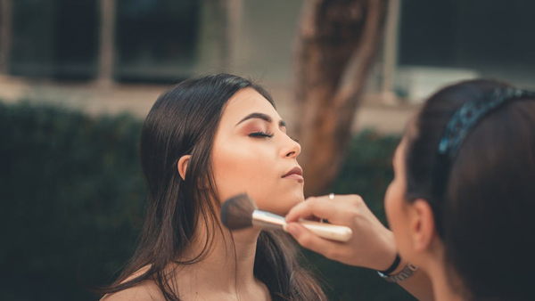 10 errores de maquillaje y cómo evitarlos