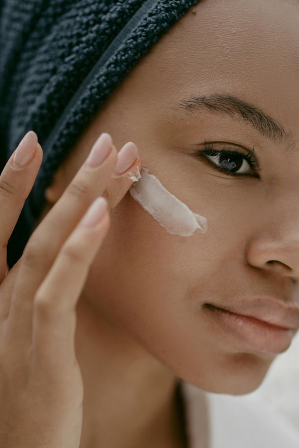 mujer con crema en el rostro