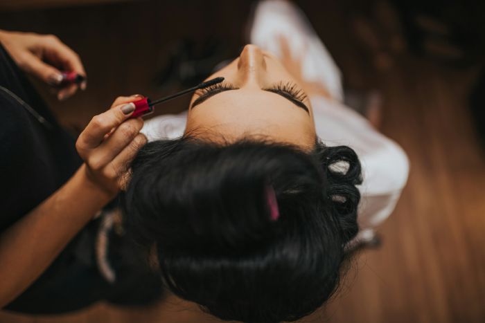 mujer en posición de maquillaje máscara de pestañas