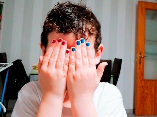 La imagen que @megachix compartió de las uñas pintadas de su hijo Jon