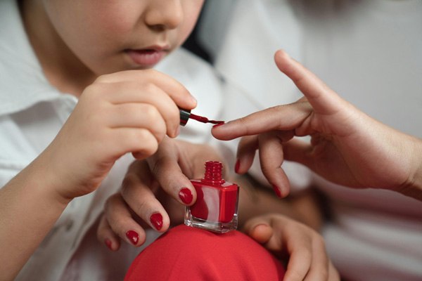 Un niño que se pinta las uñas se vuelve viral gracias a su madre y a Twitter