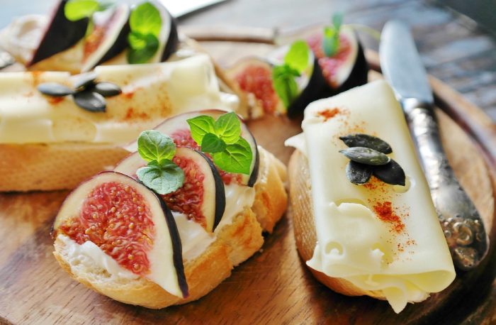 5 recetas de tostas para tomar con tu cerveza tosta de gorgonzola con fruta y nueces