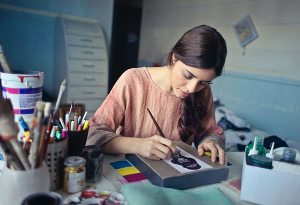 mujer pintando