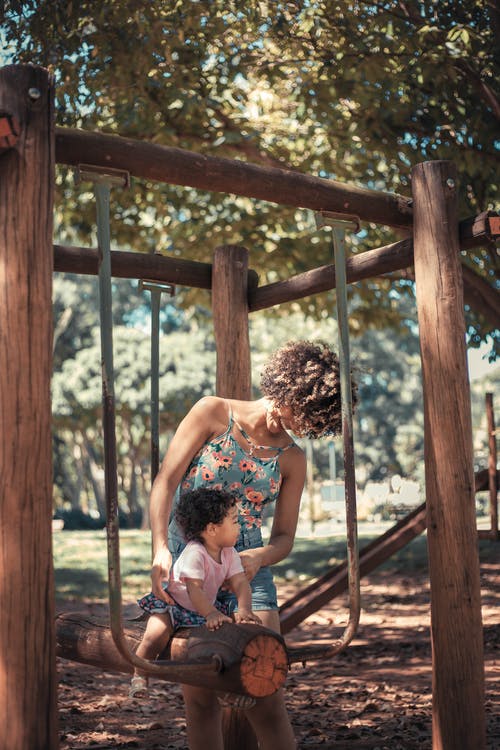 niño jugando en el parque