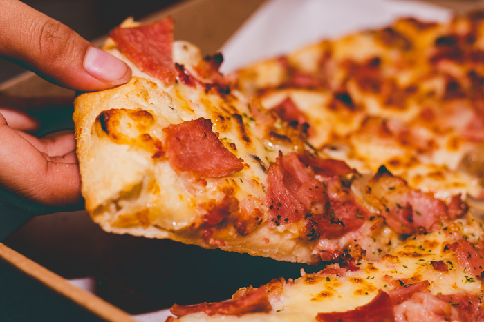 masa de pizza casera con bacon