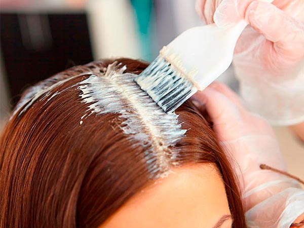 Cómo teñirte el pelo con tinte casero durante el confinamiento
