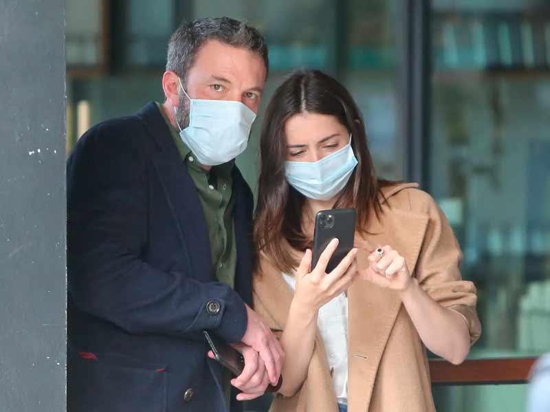 Affleck y Ana de Armas son otros de los famosos que no salen sin sus mascarillas.