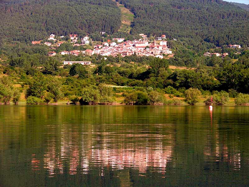 Vista del Pantano, la naturaleza y el pueblo de El Rasillo de Cameros.