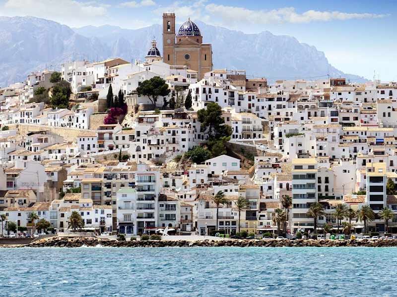 La estampa blanca de Altea desde el mar.