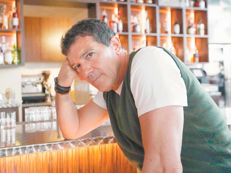 Antonio Banderas en la barra de un bar.